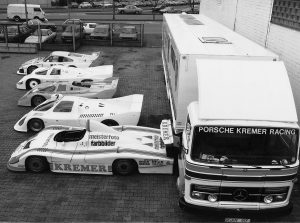 1983-Porsche-Kremer-Racing-Koeln-Bilderstoeckchen-vor-der-Werkstatt