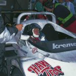 Samstag, 14. Juni 1997: Es ist Rennnacht in Le Mans, Jürgen Lässig im schwarzen Jethelm beim Service des Kremer K8 Spyder #WSC 02 an der Box – im Hintergrund rechts Chefmechaniker Günter Thiele; Original-Archivbild: Carsten Krome Netzwerkeins