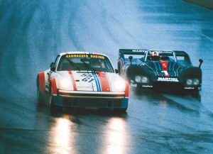 4. April 1976, Goodyear-300-Kilometer-Rennen auf dem Nürburgring: Eberhard Sindel (vorn) wird im Porsche 934 #930 670 0180 von Rolf Stommelen im 936 001 überholt – oder überrollt? Original-Archivbild aus dem Historischen Archiv der Porsche AG