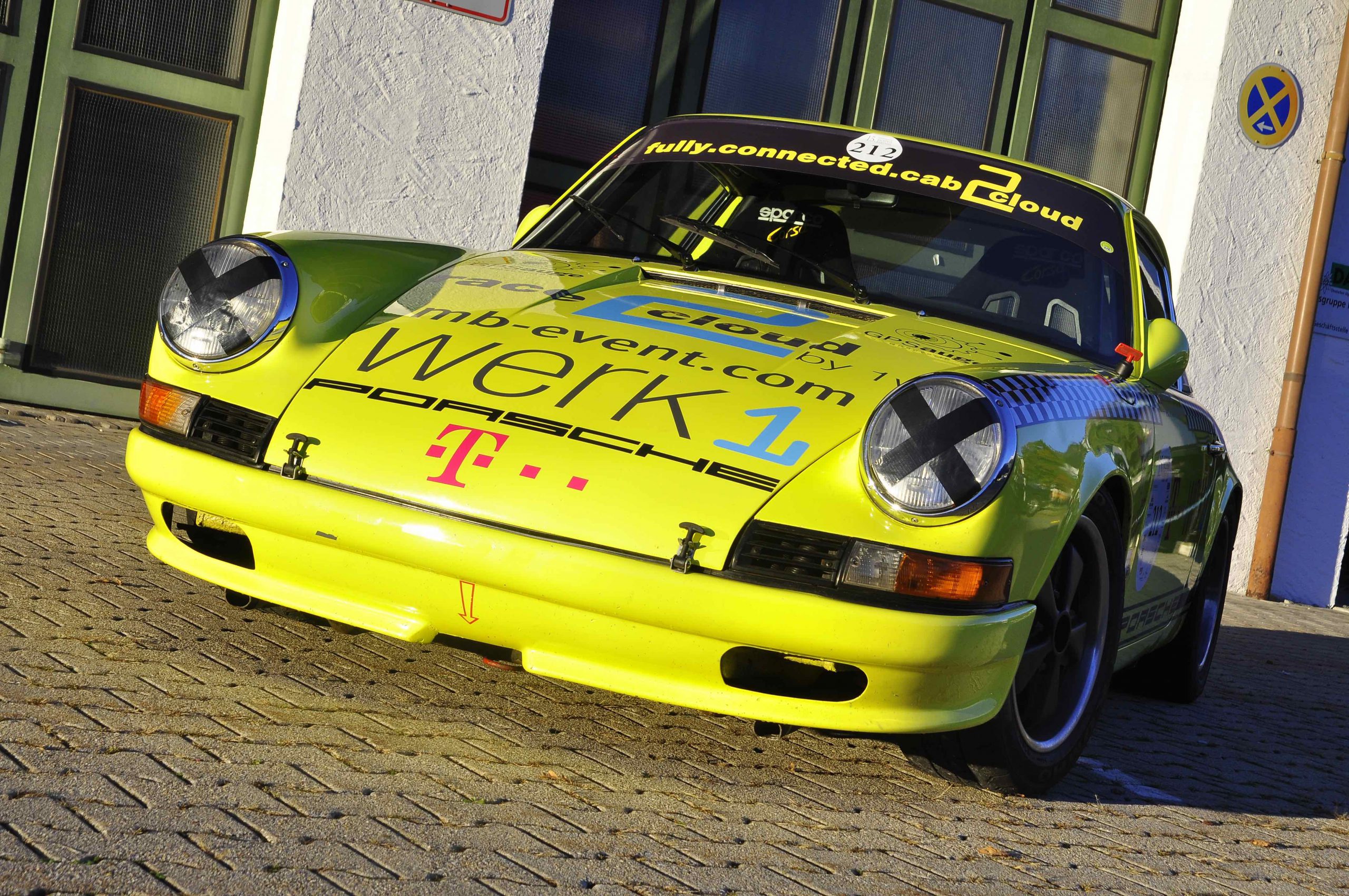 #911Höhenmeter Rennfahrer Sebastian "Baschdi" Sommer nimmt sie mit – im Porsche-Renntaxi beim 22. Jochpass-Oldtimer-Memorial