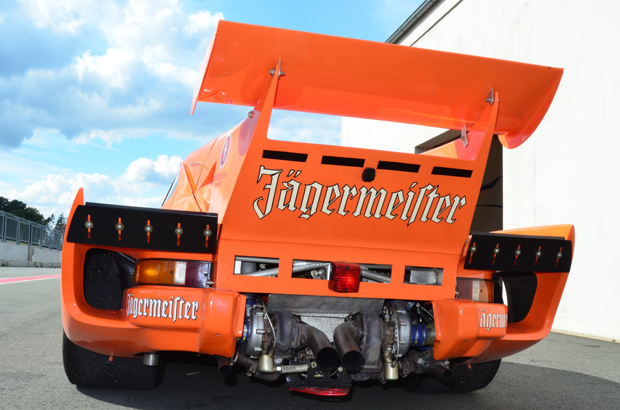 Sternstunde am BILSTER BERG: Wolfgang Kaufmann treibt den 1980 in der legendären Deutschen Automobil-Rennsportmeisterschaft eingesetzten Kremer-Porsche 935 K3a/80, Chassisnummer #000 00011, über die farblich neu gestalteten Randsteine der "Mausefalle"; Fotografie: Carsten Krome Netzwerkeins