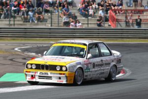 Bewährungsprobe bestanden: BMW 320iS von 2.0 Automotive, Düsseldorf, bei der DTM Classic in Zolder (Belgien) zweimal im Ziel. Fotografie: © Farid Wagner, pitwall media