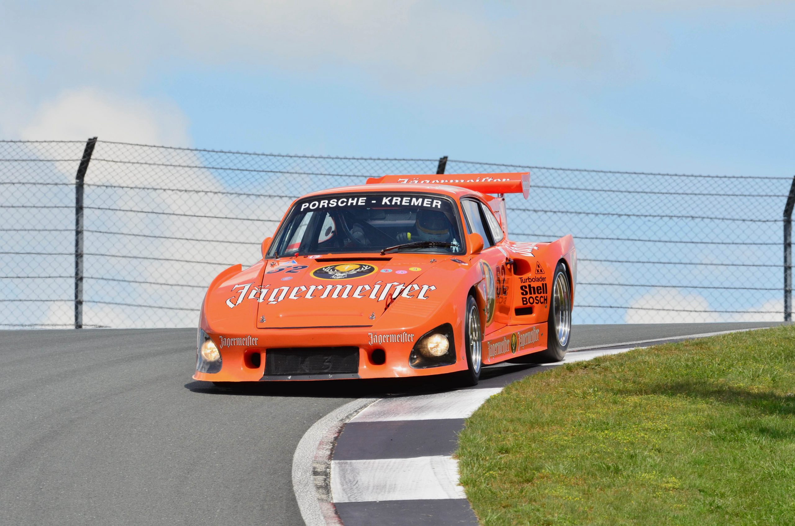 Sternstunde am BILSTER BERG: Wolfgang Kaufmann treibt den 1980 in der legendären Deutschen Automobil-Rennsportmeisterschaft eingesetzten Kremer-Porsche 935 K3a/80, Chassisnummer #000 00011, über die farblich neu gestalteten Randsteine der "Mausefalle"; Fotografie: Carsten Krome Netzwerkeins