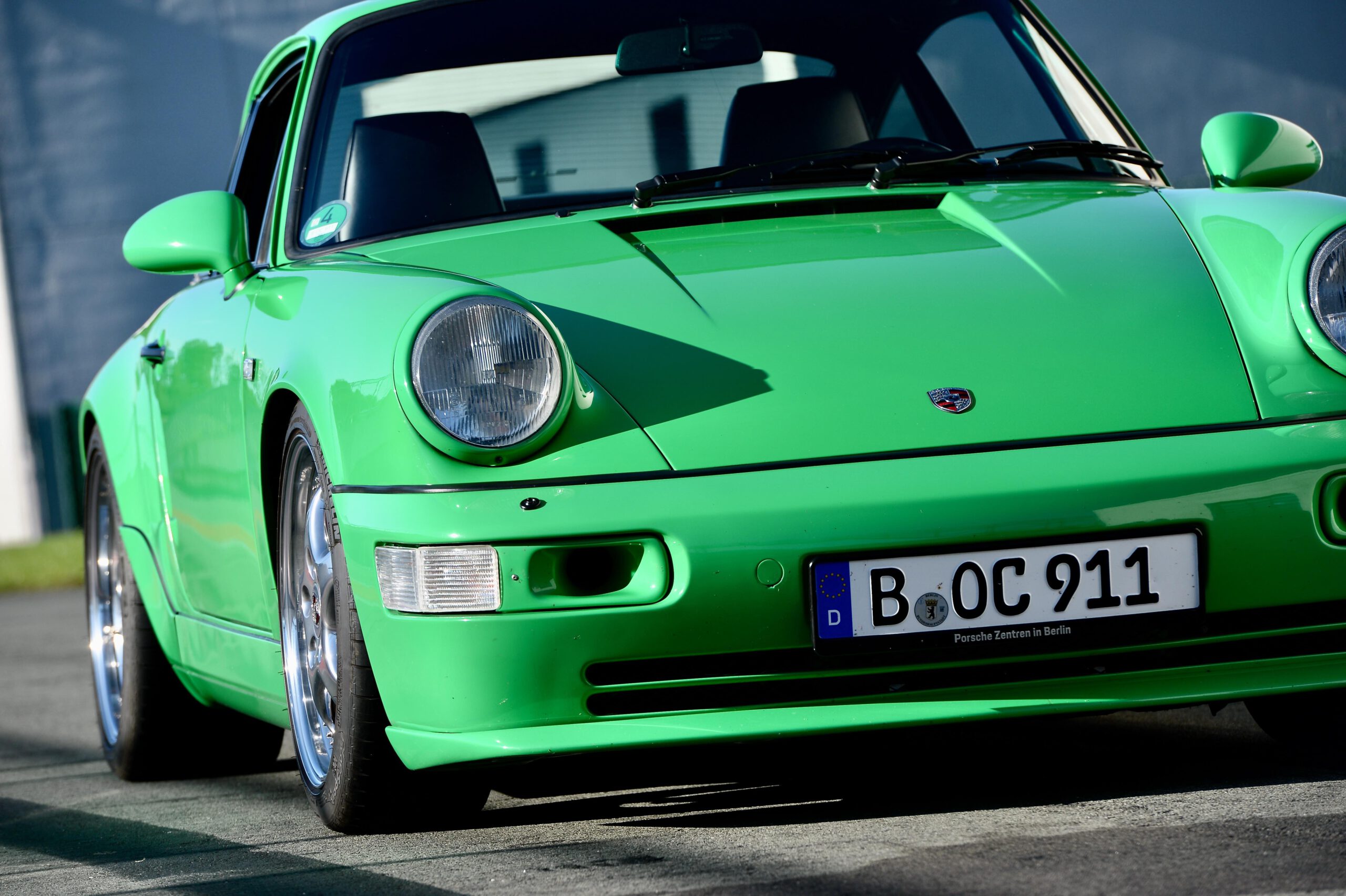 Ollis-Garage-Plögers-feine-Vierundsechziger-1994er-Porsche-964-Carrera-2-Tiptronic-Coupé-„ollisiert“-und-ab-Werk-in-„Signalgrün“-ausgeliefert-8565
