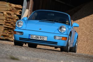 1992er Porsche 911 (964) Carrera 2 Coupé, Farbmusterwagen in „Rivierablau L39 E“_5105 a