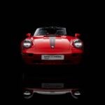 Kanthaks klare Kante Ein 1993 werksausgelieferter 964 C2 Speedster im Retro-Look sorgt nicht nur ob seines rot-schwarzen „4.0“-Farbschemas für Aufsehen.