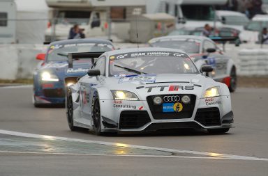 26. Juni 2011, Nürburgring-Nordschleife: Vor einer Viertelmillion Zuschauer überquert ein silberner Audi die Ziellinie des ADAC-Zurich-24-Stunden-Rennens, des Langstrecken-Klassikers schlechthin. Der Wagen mit Nummer 125 hat keinen Gesamtsieg, sondern den 14. Rang im Feld der 202 Starter eingefahren. Die Freude bei Frank Biela, Martin Tomczyk, Jens Klingmann und Michael Ammermüller, den Steuer-Leuten im Cockpit, ist groß. © Carsten Krome, netzwerkeins GmbH