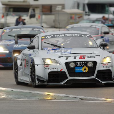 26. Juni 2011, Nürburgring-Nordschleife: Vor einer Viertelmillion Zuschauer überquert ein silberner Audi die Ziellinie des ADAC-Zurich-24-Stunden-Rennens, des Langstrecken-Klassikers schlechthin. Der Wagen mit Nummer 125 hat keinen Gesamtsieg, sondern den 14. Rang im Feld der 202 Starter eingefahren. Die Freude bei Frank Biela, Martin Tomczyk, Jens Klingmann und Michael Ammermüller, den Steuer-Leuten im Cockpit, ist groß. © Carsten Krome, netzwerkeins GmbH