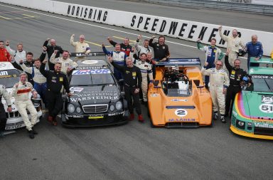 Der große Bob Wollek: 2001 verstarb der feinsinnige Elsässer, 1977 saß er im grünen Vaillant-Kremer-Porsche 935 K2 (ganz rechts). 2014 gedachte seiner das Fahrerkollegium der Norisring Race Classics; Fotografie: Tim Upietz