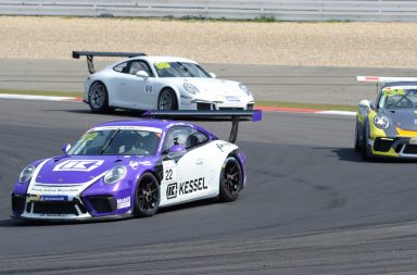 Lady-like: Sabine Kessel (Startnummer 22) setzt sich im Porsche Super Sports Cup mit dem 911 GT3 Cup (Generation 991.2) von [a-workx].com auch als Solistin hervorragend in Szene