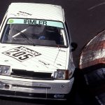 26. Oktober 1991, DMV-Münsterlandpokal-Rennen, Nürburgring-Nordschleife: Beim zehnten und abschließenden Wertungslauf des Veedol-Langstreckenpokals startet in der Gruppe H bis 1.300 ccm Hubraum ein weißer Opel Corsa A mit feinen, hellgrauen Diagonalstreifen. Original-Archivbild: Carsten Krome Netzwerkeins