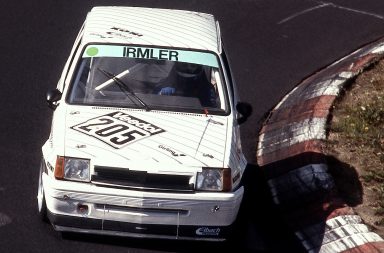 26. Oktober 1991, DMV-Münsterlandpokal-Rennen, Nürburgring-Nordschleife: Beim zehnten und abschließenden Wertungslauf des Veedol-Langstreckenpokals startet in der Gruppe H bis 1.300 ccm Hubraum ein weißer Opel Corsa A mit feinen, hellgrauen Diagonalstreifen. Original-Archivbild: Carsten Krome Netzwerkeins