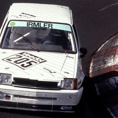 26. Oktober 1991, DMV-Münsterlandpokal-Rennen, Nürburgring-Nordschleife: Beim zehnten und abschließenden Wertungslauf des Veedol-Langstreckenpokals startet in der Gruppe H bis 1.300 ccm Hubraum ein weißer Opel Corsa A mit feinen, hellgrauen Diagonalstreifen. Original-Archivbild: Carsten Krome Netzwerkeins