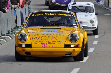 #911Höhenmeter Rennfahrer Sebastian "Baschdi" Sommer nimmt sie mit – im Porsche-Renntaxi beim 22. Jochpass-Oldtimer-Memorial