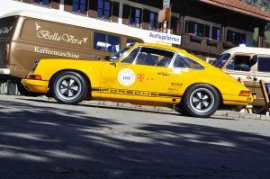 Rennfahrer Sebastian "Baschdi" Sommer nimmt sie mit – im Porsche-Renntaxi beim 22. Jochpass-Oldtimer-Memorial © Carsten Krome Netzwerkeins