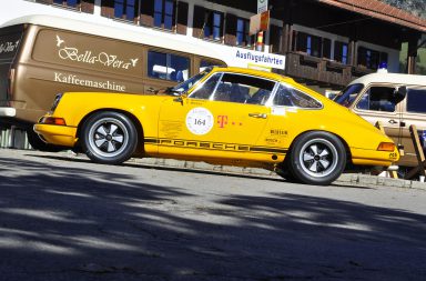 Rennfahrer Sebastian "Baschdi" Sommer nimmt sie mit – im Porsche-Renntaxi beim 22. Jochpass-Oldtimer-Memorial © Carsten Krome Netzwerkeins