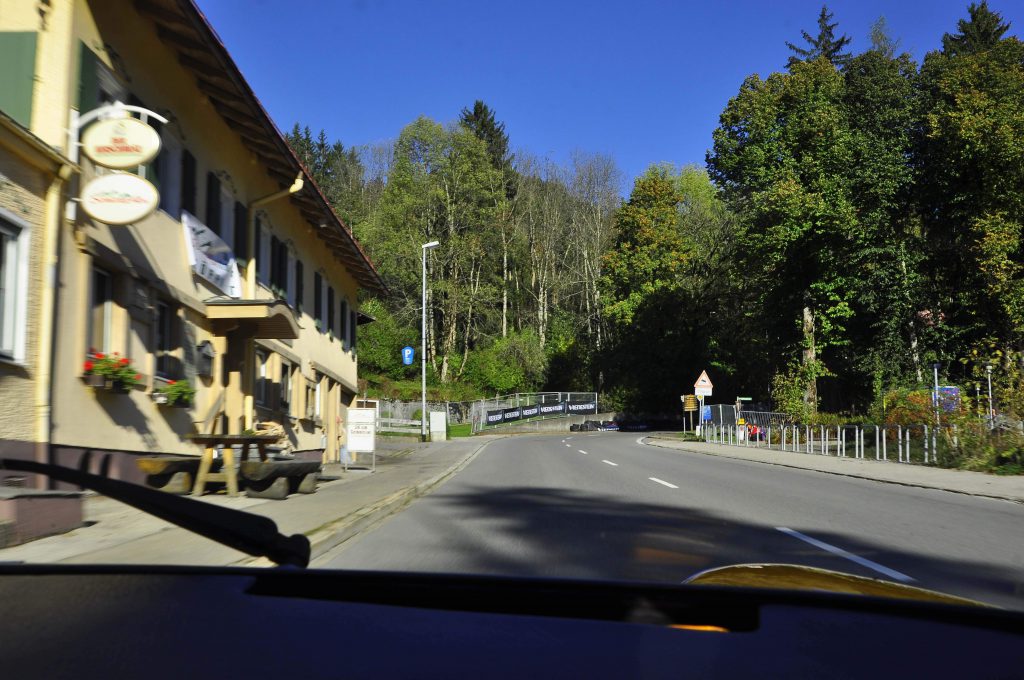 #911Höhenmeter Rennfahrer Sebastian "Baschdi" Sommer nimmt sie mit – im Porsche-Renntaxi beim 22. Jochpass-Oldtimer-Memorial