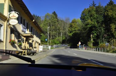 #911Höhenmeter Rennfahrer Sebastian "Baschdi" Sommer nimmt sie mit – im Porsche-Renntaxi beim 22. Jochpass-Oldtimer-Memorial