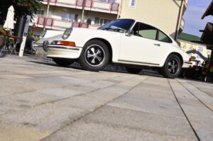 Schönheit in der Originalfarbe „Hellelfenbein 1111/1110“, ein Porsche 911 2,4 T Coupé des Jahrgangs 1972