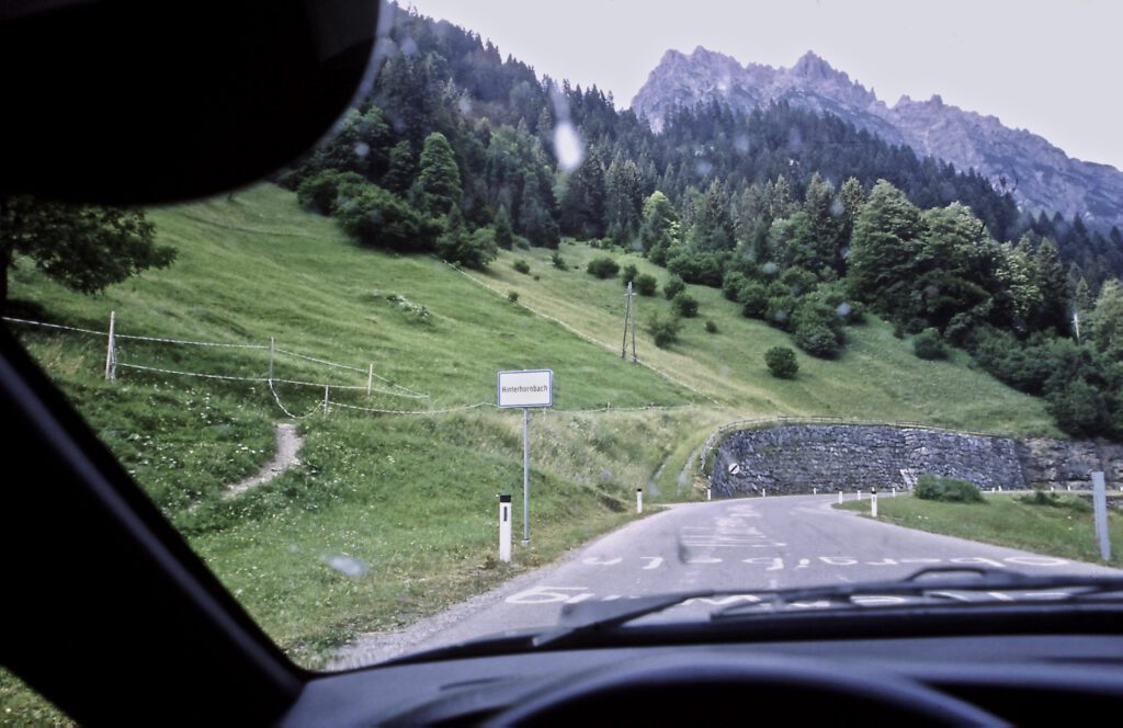 Mit dem Porsche 944 S am Ortsausgang von Hinterhornbach in Tirol/A. Fotografie: netzwerkeins GmbH, Carsten Krome