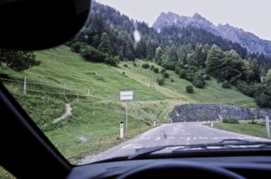 Mit dem Porsche 944 S am Ortsausgang von Hinterhornbach in Tirol/A. Fotografie: netzwerkeins GmbH, Carsten Krome
