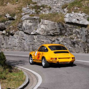 #911Höhenmeter Rennfahrer Sebastian "Baschdi" Sommer nimmt sie mit – im Porsche-Renntaxi beim 22. Jochpass-Oldtimer-Memorial