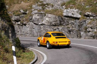 #911Höhenmeter Rennfahrer Sebastian "Baschdi" Sommer nimmt sie mit – im Porsche-Renntaxi beim 22. Jochpass-Oldtimer-Memorial