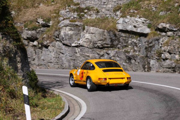 #911Höhenmeter Rennfahrer Sebastian "Baschdi" Sommer nimmt sie mit – im Porsche-Renntaxi beim 22. Jochpass-Oldtimer-Memorial