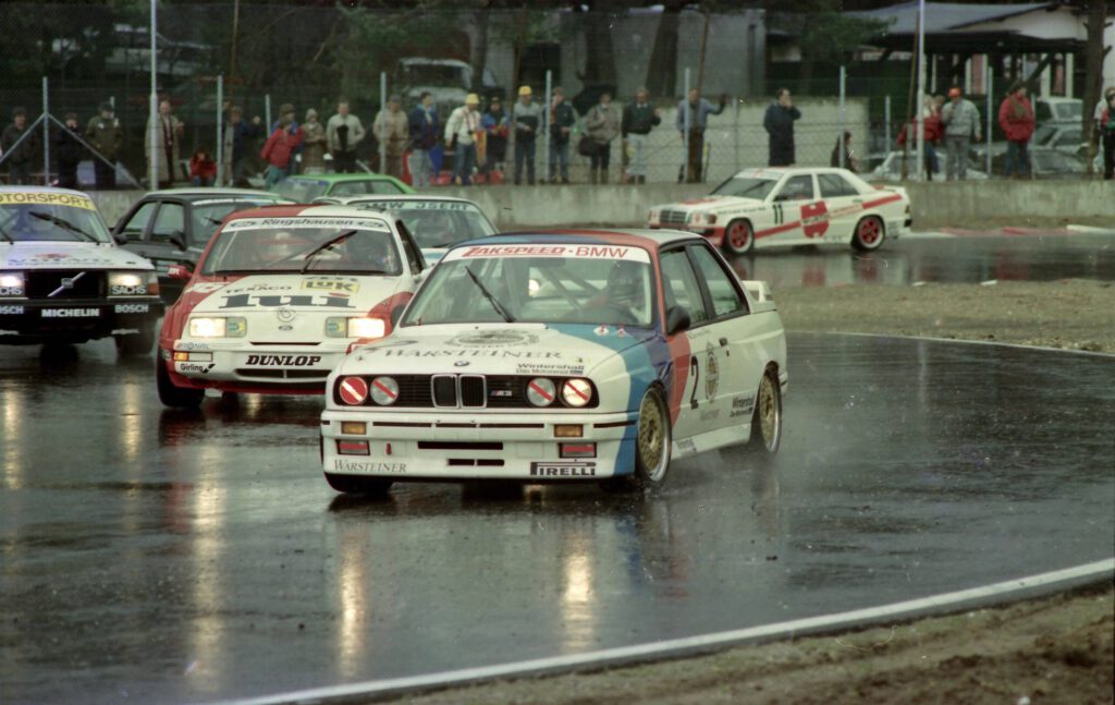 14. April 1987, Bergischer Löwe, Omloop Terlamen Zolder: Der spätere DTM-Titelgewinner Eric van de Poele im Zweikampf mit dem späteren Vizemeister Manuel Reuter im Ringshausen-Ford Sierra XR4 ti, © Carsten Krome Netzwerkeins 1987