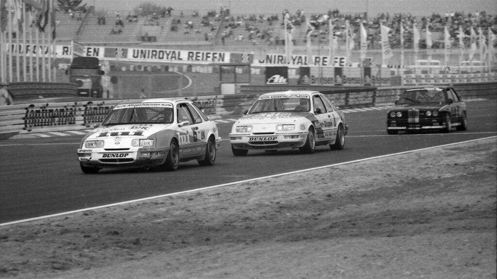 26. April 1987, ADAC-Eifelrennen Nürburgring: DTM-Vizemeister Manuel Reuter im Ringshausen-Ford Sierra XR4 ti vor Frank Biela und Auftaktsieger Harald Grohs © Carsten Krome Netzwerkeins 1987