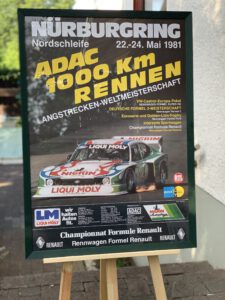 Hilfe für die Opfer der Unwetterkatastrophe in der Nürburgring-Region: netzwerkeins stiftet ein gerahmtes Original-Plakat aus dem Sportjahr 1981.