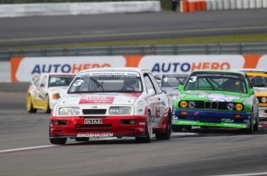 DTM Classic, Nürburgring: zweiter Klassenrang und fünfter Platz in der Gesamtwertung für das Ringshausen Motorsport Revival Team mit Klaus Niedzwiedz.