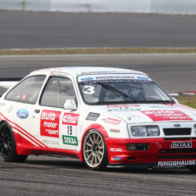 DTM Classic, Nürburgring: zweiter Klassenrang und fünfter Platz in der Gesamtwertung für das Ringshausen Motorsport Revival Team mit Klaus Niedzwiedz.