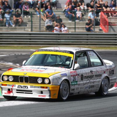 Bewährungsprobe bestanden: BMW 320iS von 2.0 Automotive, Düsseldorf, bei der DTM Classic in Zolder (Belgien) zweimal im Ziel. Fotografie: © Farid Wagner, pitwall media