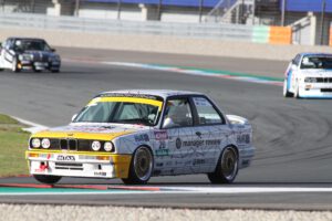 2021-DTM-Classic-Assen-Zwei-Punkt-Null-Automotive-BMW-320-iS-Marc-Hessel