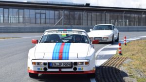 Bilster-Berg-Cars-and-Faces-Sequenz-01-2022-Porsche-944-Duell-unter-Bruedern-0398