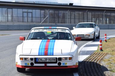 Bilster-Berg-Cars-and-Faces-Sequenz-01-2022-Porsche-944-Duell-unter-Bruedern-0398