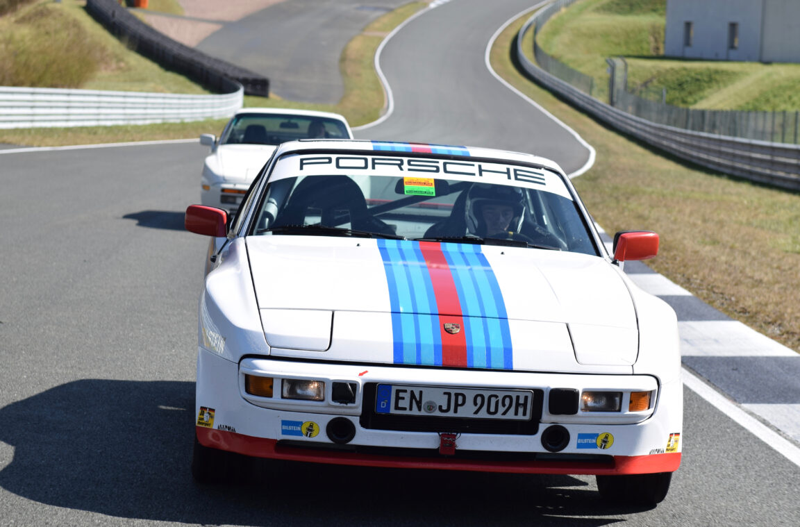 Bilster-Berg-Cars-and-Faces-Sequenz-01-2022-Porsche-944-Duell-unter-Bruedern-0587