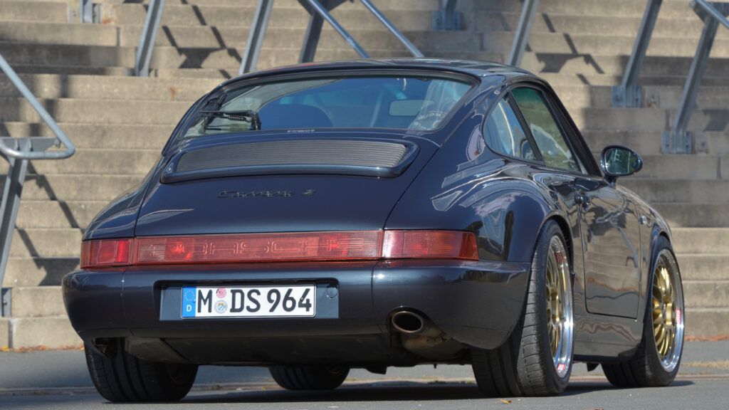 werk1-01-2022-Porsche-911-Carrera-2-Coupé-mit-BBS-E28-0172