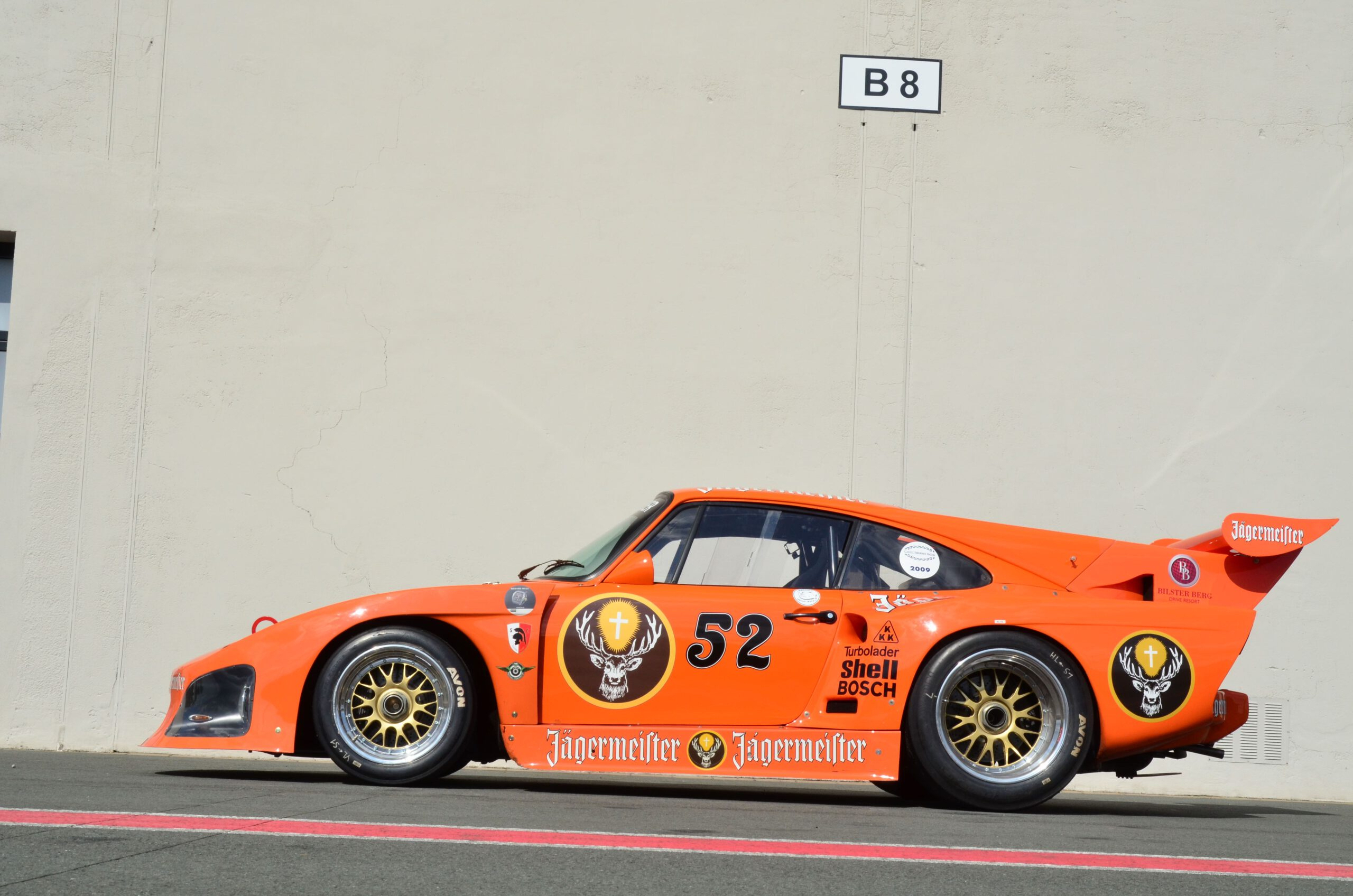 Sternstunde am BILSTER BERG: Wolfgang Kaufmann treibt den 1980 in der legendären Deutschen Automobil-Rennsportmeisterschaft eingesetzten Kremer-Porsche 935 K3a/80, Chassisnummer #000 00011, über die farblich neu gestalteten Randsteine der "Mausefalle"; Fotografie: Carsten Krome Netzwerkeins