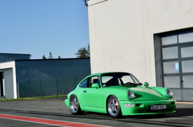 Ollis-Garage-Plögers-feine-Vierundsechziger-1994er-Porsche-964-Carrera-2-Tiptronic-Coupé-„ollisiert“-und-ab-Werk-in-„Signalgrün“-ausgeliefert-8562