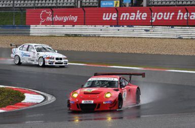Segen im Regen: Eindrucksvolle 40 Teilnehmer beim ersten von drei Läufen am Start, Vertreter dreier Fahrzeughersteller nach 30 Rennminuten auf dem Podium.