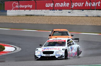 (Stefan) Mücke sticht zum zweiten Mal zu: Zweiter Mercedes-Benz-Triumph auf dem Nürburgring, gleichzeitig auch zweiter Sieg in Klasse 4 vor Ralf Schall und Michael Barbach.