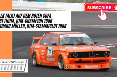 Tourenwagen [talk talk] auf dem Roten Sofa | Kurt Thiim, Gerhard Müller: Pokalvergabe nach 23 Jahren. Anlässlich 40 Jahren DTM findet diesem Wochenende auf dem Norisring mit zwei Sonderläufen eine besondere Geburtstagsfeier statt. Die DTM CLASSIC fasst das 16 Fahrzeuge umfassende, rollende Geschichtsbuch der Deutschen Tourenwagen-Meisterschaft und ihrer Vorgängerin, der Deutschen Rennsportmesiterschaft (DRM), zusammen. Der Schwabacher Lokalmatador Gerhard Müller, 1988 in der DTM auf einem BMW M3 E30 Gruppe A im roten Sponsorlook des Modellauto-Herstellers Herpa am Start, gibt bei der DTM Classic auf dem Norisring ein überraschendes Gastspiel im BMW 323i Gruppe 2 des Chemnitzer KFZ-Meisters Michael Meyer, im Fahrerlager besser als der "Gurkenmeyer" bekannt und beliebt. Einige Wochen zuvor, bei den TOURENWAGEN LEGENDEN auf Nürburgring, feierte Gerhard Müller ein Wiedersehen mit einem einstigen Teamkollegen. Gemeinsam mit dem Dänen Kurt Thiim, DTM-Champion des Jahres 1986, belegte der Allrounder aus dem Frankenland beim 24-Stunden-Rennen auf dem Nürburgring 2001 einen sensationell anmutenden zweiten Gesamtrang. Das Fahrzeug damals: ein Porsche 911 (996) GT3 Cup aus dem Vorjahr. Die weiteren Mitfahrer: Gerhard Mannsperger und der Nürnberger "Wolf Sylvester". 23 Jahre lang bewahrte Gerhard Müller als damaliger Teamchef den 24h-Pokal, der Kurt Thiim naturgemäß zugestanden hätte, für ihn auf – um ihn jetzt im Rahmen einer Feierstunde mit Talk auf dem ROTEN SOFA von Classic Data, Partner der TOURENWAGEN LEGENDEN, zu übergeben. Ort der Handlung: das historische "Kesselchen", eine Gastwirtschaft im Alten Fahrerlager des Nürburgrings. Könnte es einen stimmungsvolleren Ort geben, als die DTM-Zeitzeugen Gerhard Müller und Thiim im Gespräch mit Carsten Krome noch einmal zu Wort kommen zu lassen? Dabei geht es nicht nur um die Ereignisse beim 24-Stunden Nürburgring 2001, sondern natürlich auch um den runden Geburtstag der DTM. Zurück an den Norisring: Dort ist Gerhard Müller mit der Startnummer 28 unterwegs, der von Michael Meyer technisch vorbereitete und bereitgestellte BMW 323i Gruppe 2 im Jägermeister-Orange zitiert die Tourenwagen-Europameisterschaft des Jahres 1979.