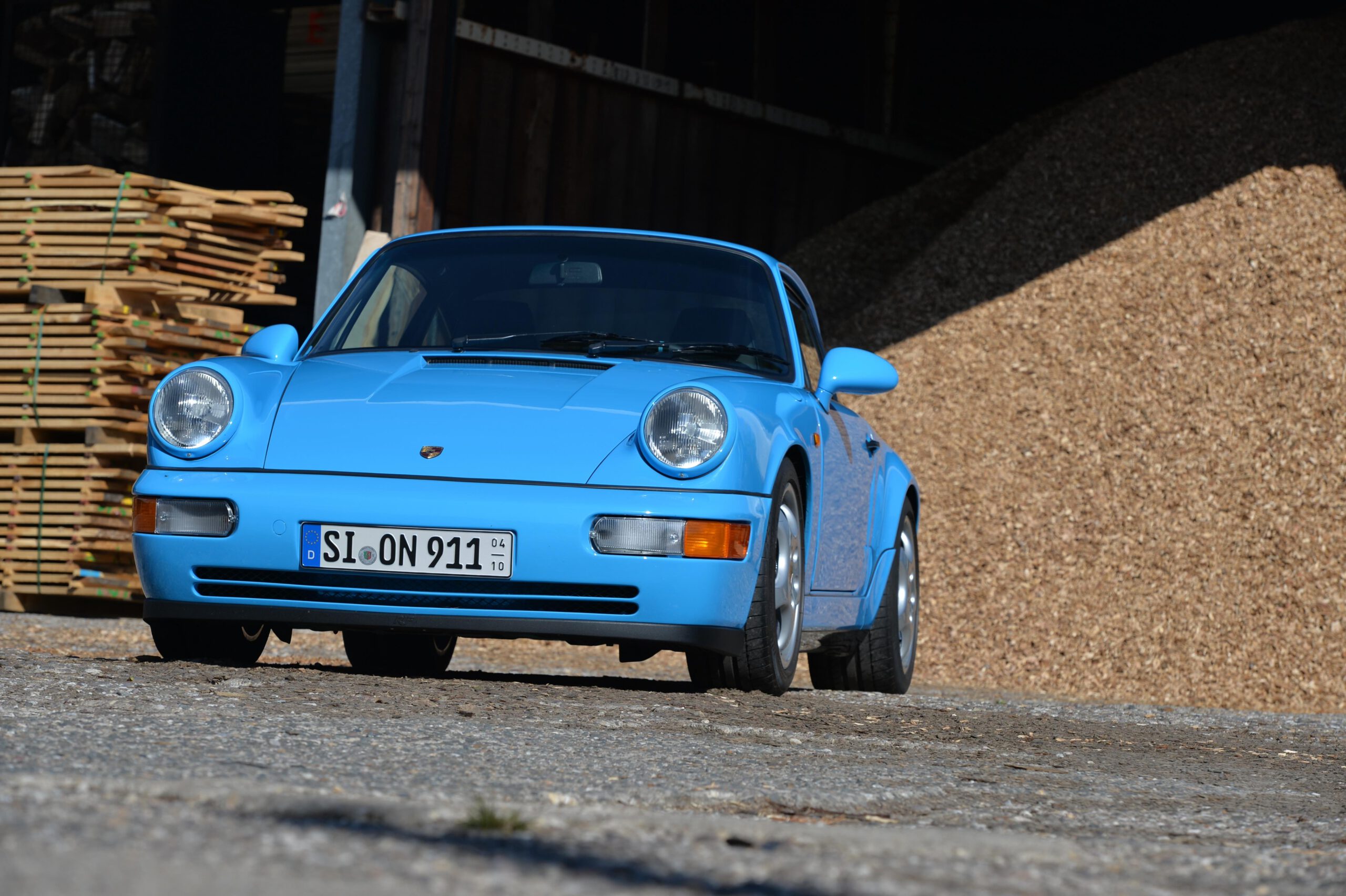 © netzwerkeins GmbH, Carsten Krome 1992er Porsche 911 (964) Carrera 2 Coupé, Farbmusterwagen in „Rivierablau L39 E“_5050 a