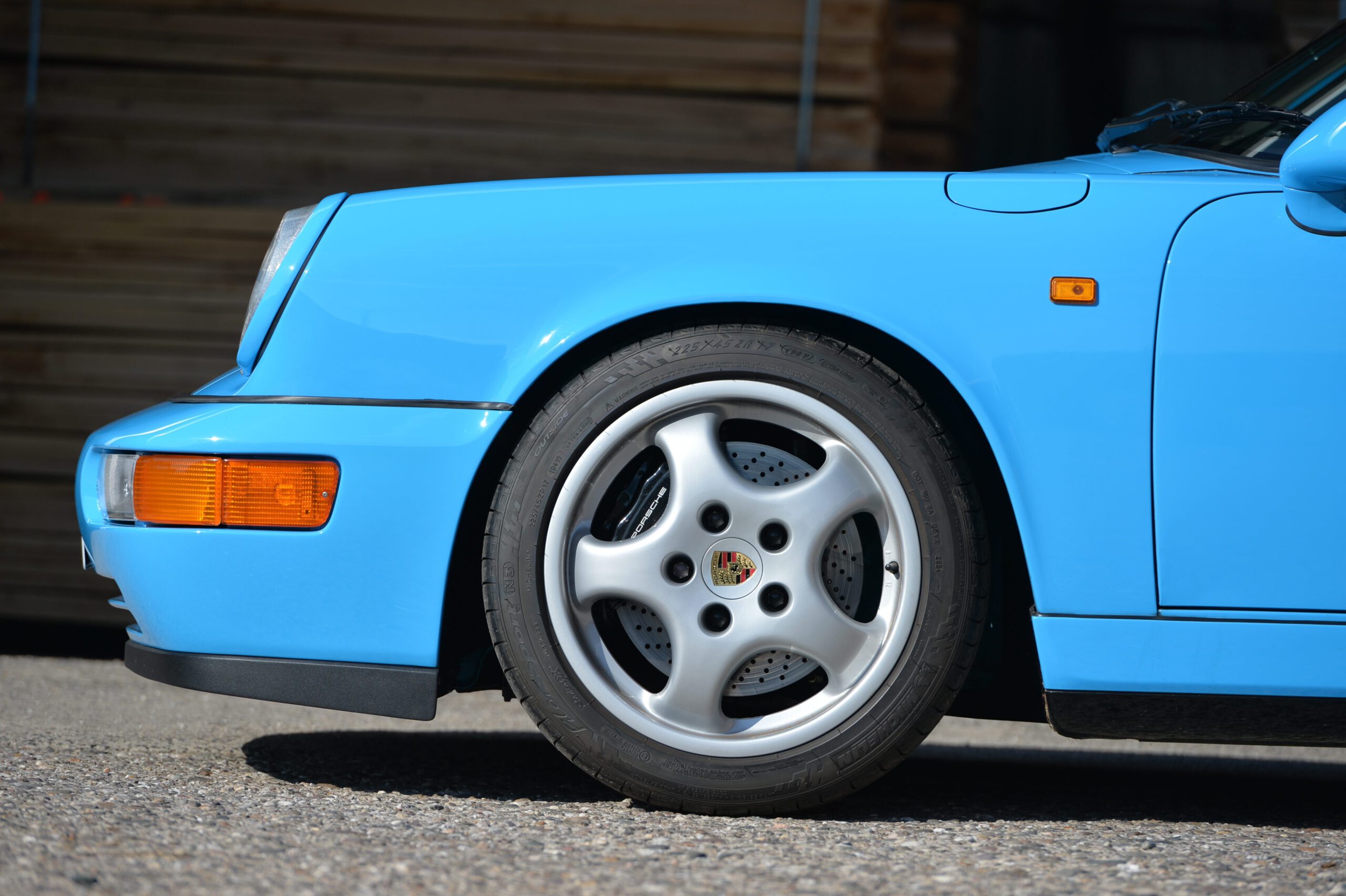 © netzwerkeins GmbH, Carsten Krome 992er Porsche 911 (964) Carrera 2 Coupé, Farbmusterwagen in „Rivierablau L39 E“_5156 a