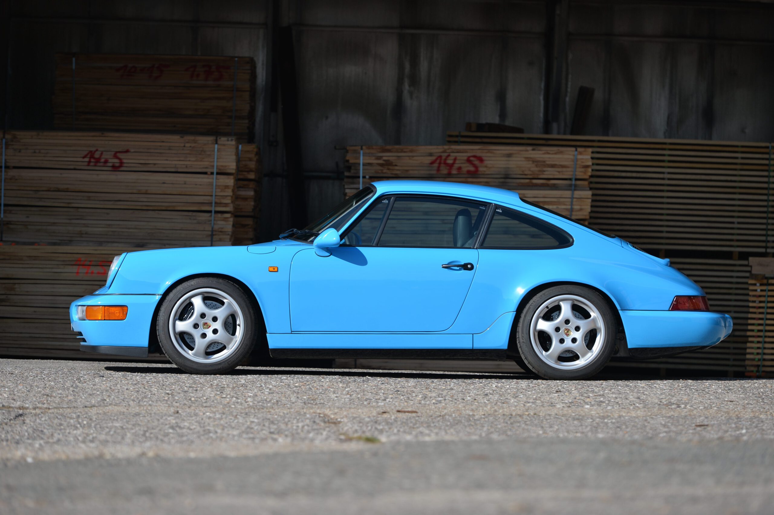© netzwerkeins GmbH, Carsten Krome 1992er Porsche 911 (964) Carrera 2 Coupé, Farbmusterwagen in „Rivierablau L39 E“_5198 a