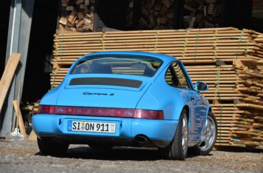 1992er Porsche 911 (964) Carrera 2 Coupé, Farbmusterwagen in „Rivierablau L39 E“_5218 a