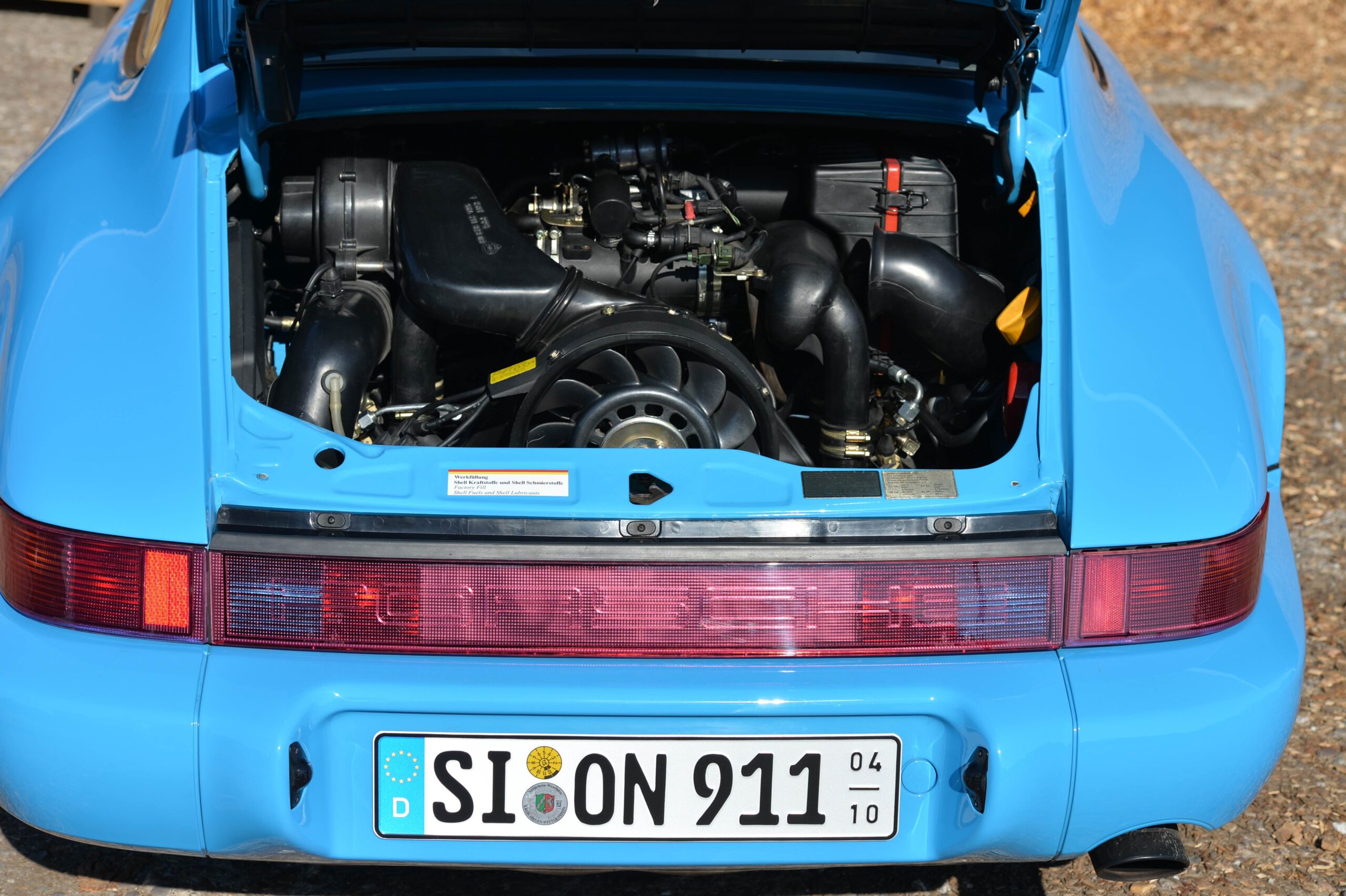© netzwerkeins GmbH, Carsten Krome 1992er Porsche 911 (964) Carrera 2 Coupé, Farbmusterwagen in „Rivierablau L39 E“_5254 a