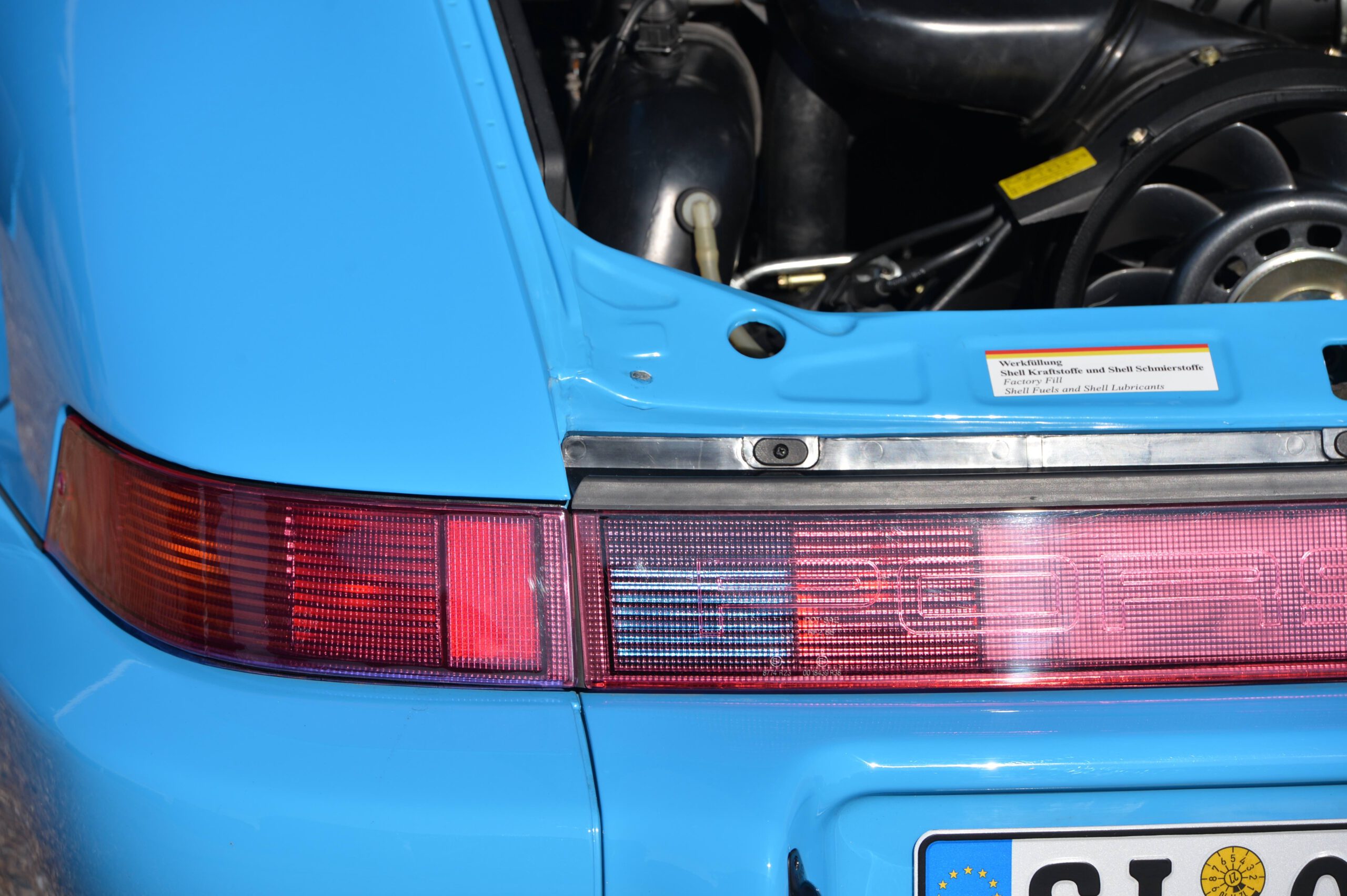 © netzwerkeins GmbH, Carsten Krome 1992er Porsche 911 (964) Carrera 2 Coupé, Farbmusterwagen in „Rivierablau L39 E“_5267 a